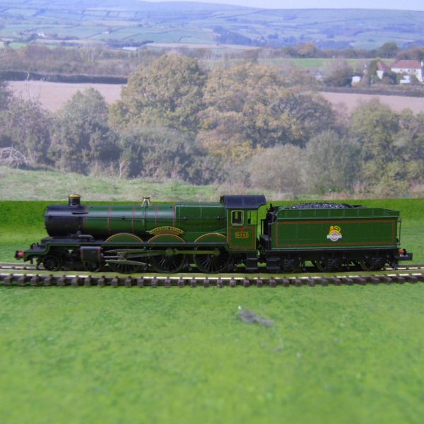 Graham Farish 372-031 Castle Class 5041 `Tiverton Castle` BR Green Early Emblem