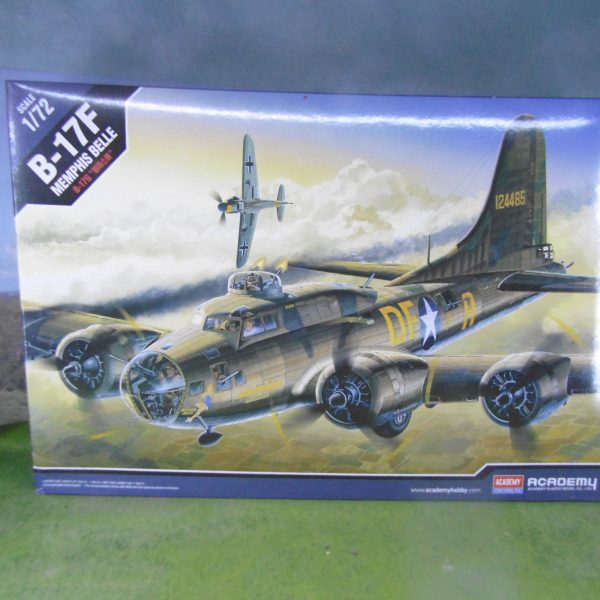 Academy 12495 B-17F Flying Fortress "Memphis Belle"